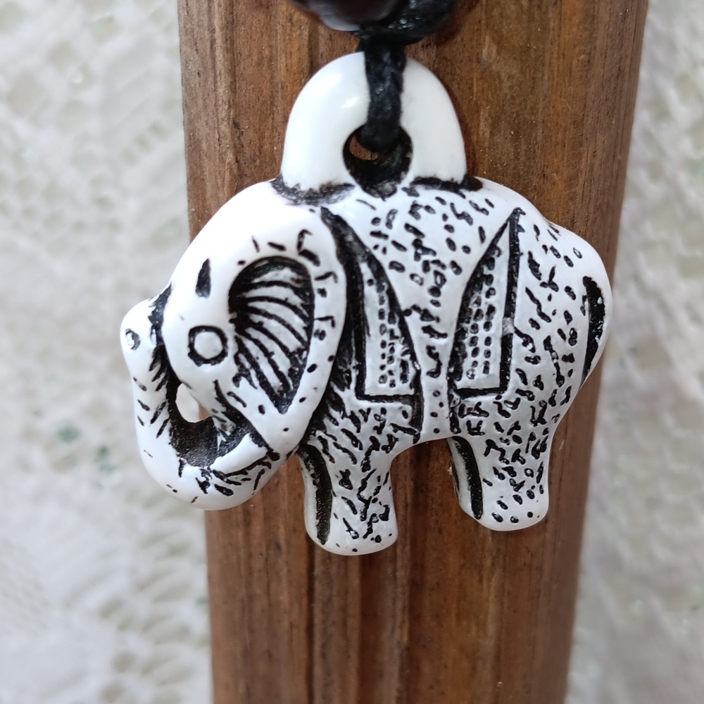 🆕️ARTISAN CARVED RESIN HIGHLY DETAILED ELEPHANT NECKLACE(EL3) - Picture 8 of 15